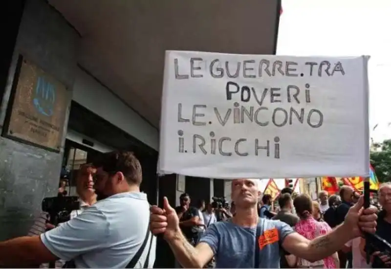 sit-in alla sede inps di napoli per il taglio del reddito di cittadinanza