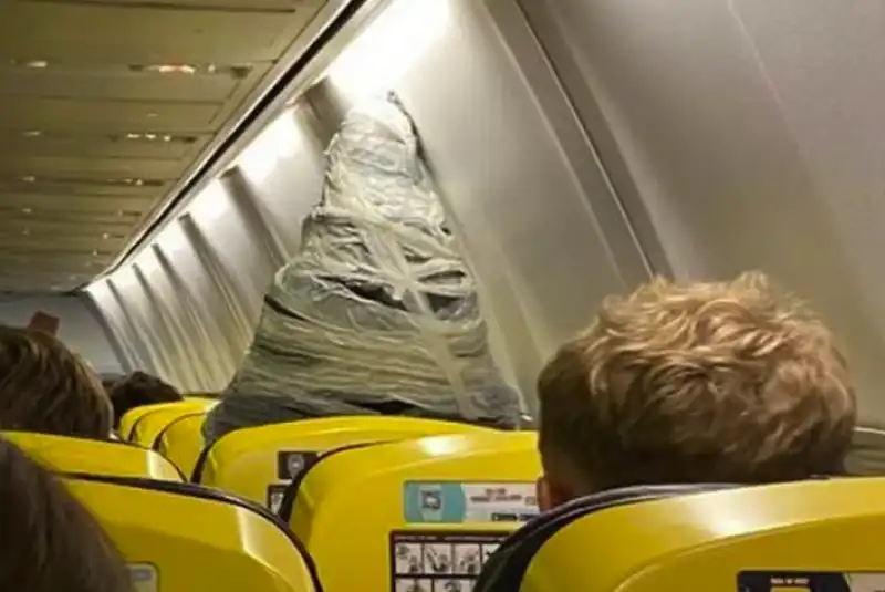 STATUA DELLA MADONNA SU UN VOLO RYANAIR 1