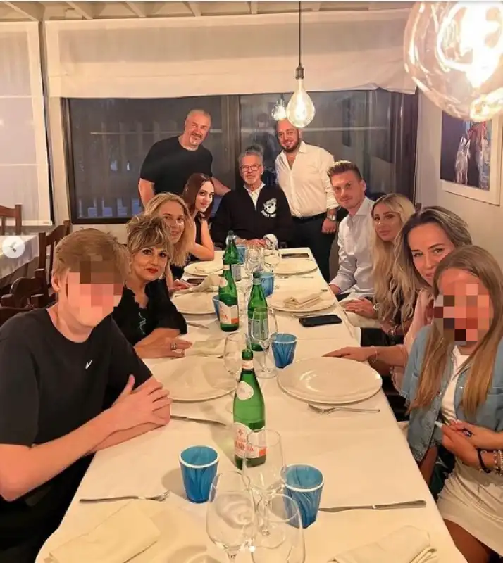 STEFANO TACCONI AL RISTORANTE CON LA FAMIGLIA 