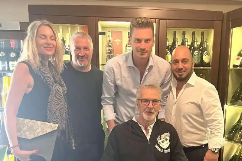 STEFANO TACCONI AL RISTORANTE CON LA FAMIGLIA