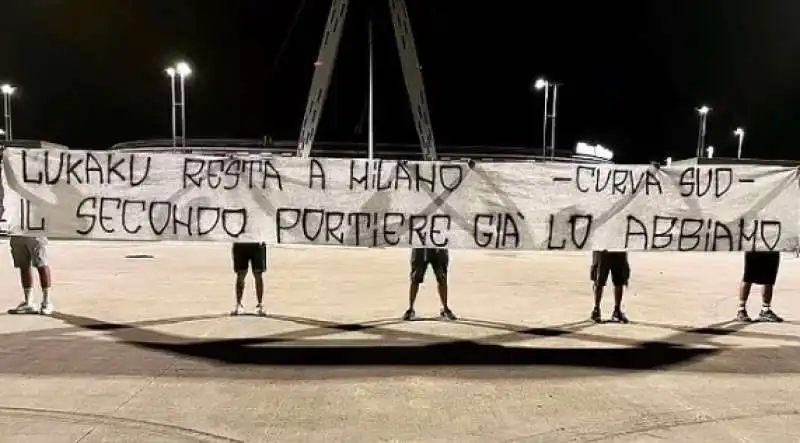 STRISCIONE DEI TIFOSI DELLA JUVENTUS CONTRO ROMELU LUKAKU 