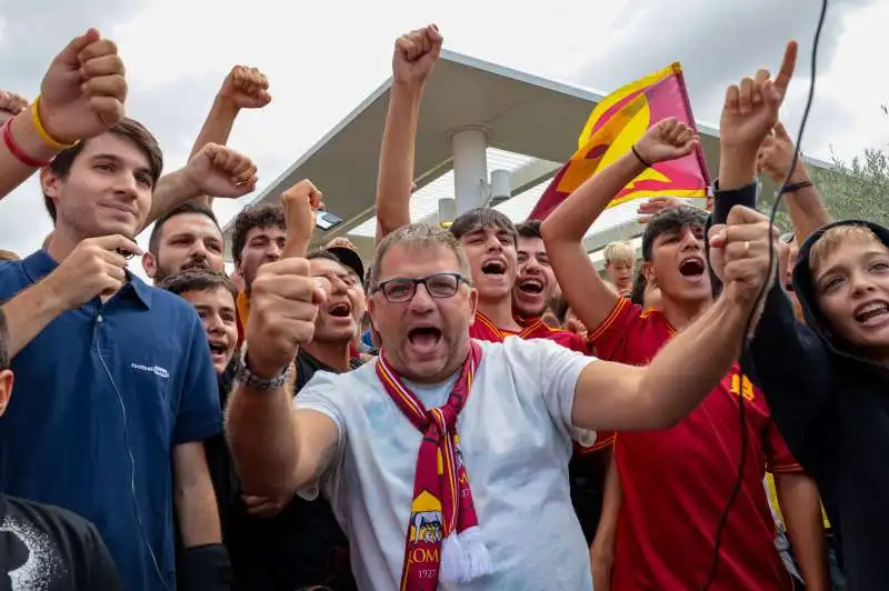 tifosi della roma aspettano lukaku all aeroporto di ciampino   1