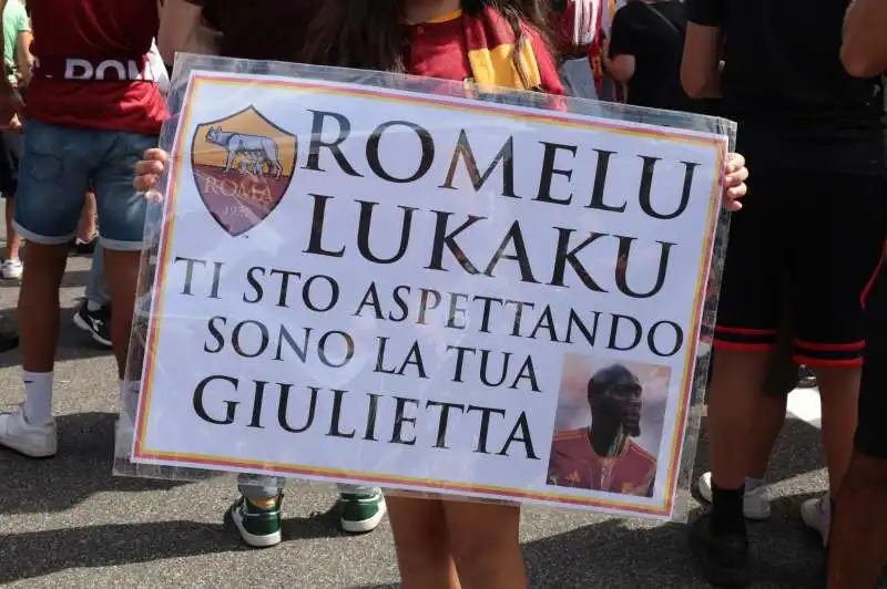 tifosi della roma aspettano lukaku all aeroporto di ciampino   2