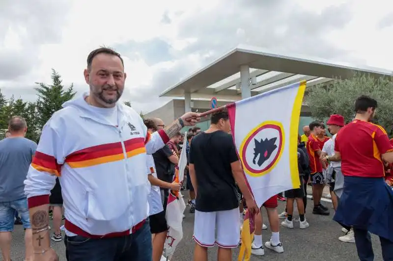 tifosi della roma aspettano lukaku all aeroporto di ciampino   4