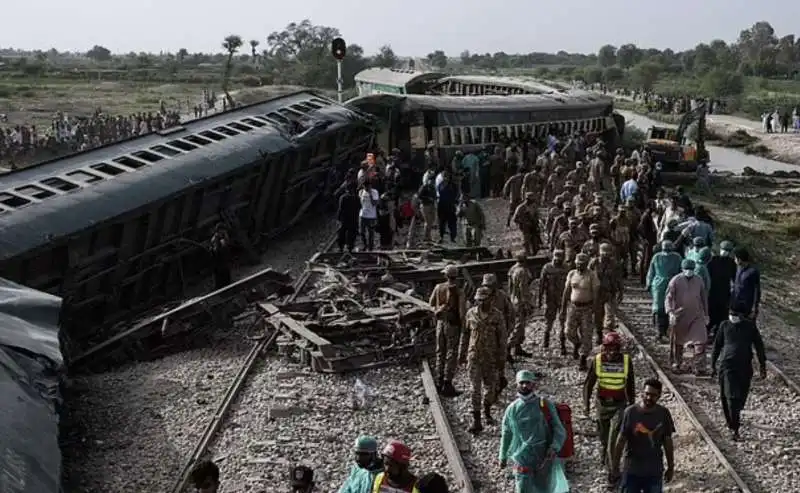 treno deragliato in pakistan   7