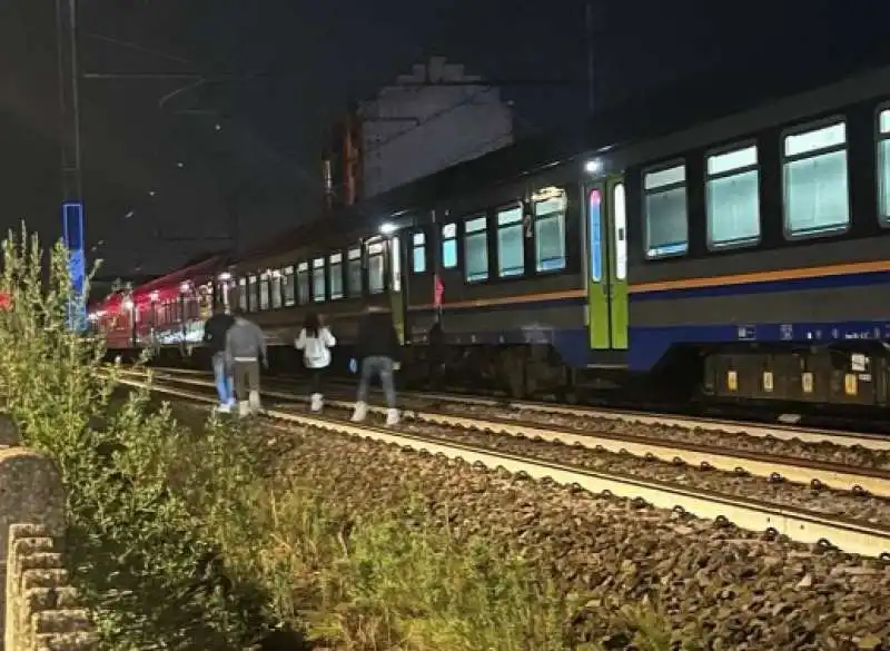 treno uccide cinque operai alla stazione di brandizzo   torino 6