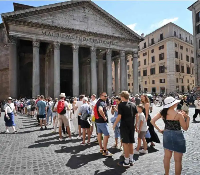 turisti al pantheon   roma