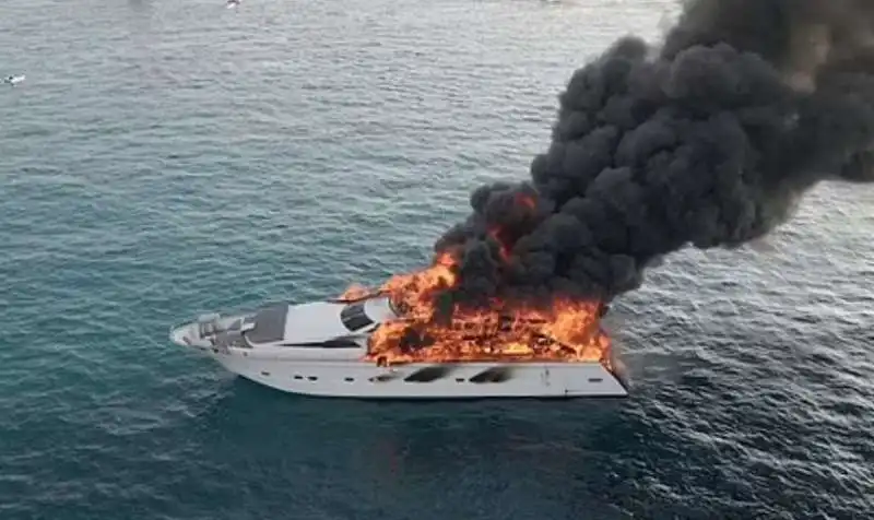 yacht in fiamme a formentera 3