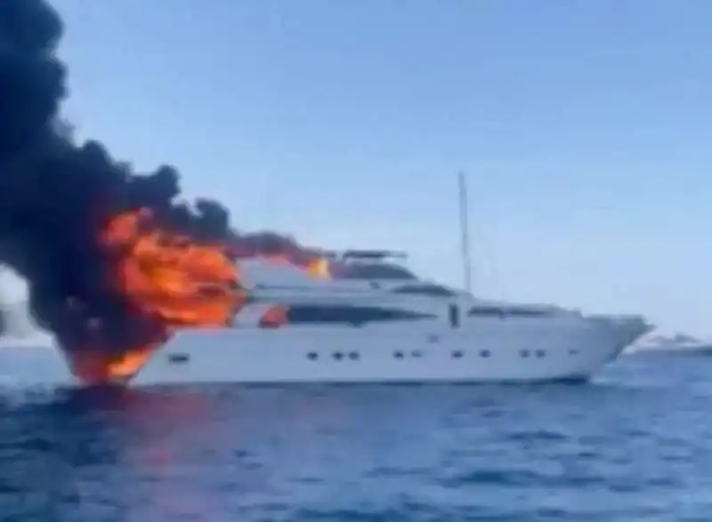 yacht in fiamme a formentera 5