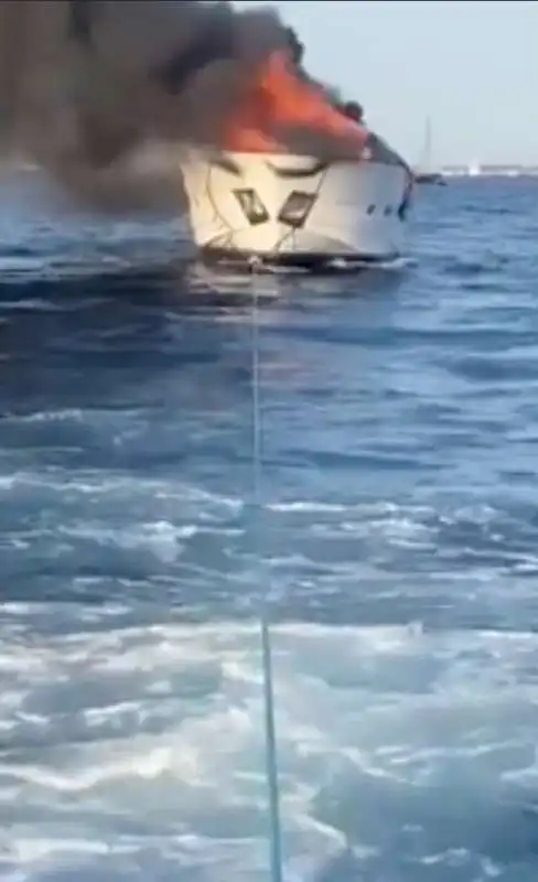 yacht in fiamme a formentera 6