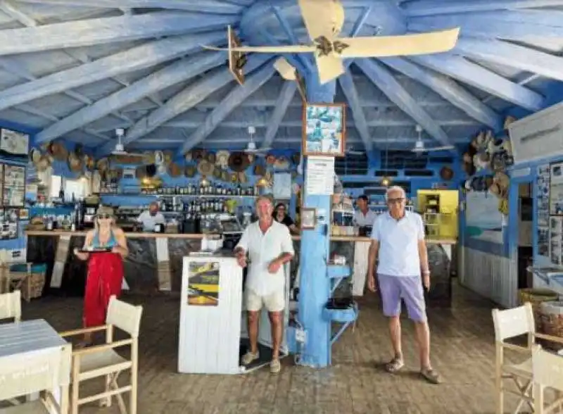 adalberto sabbatini (a destra)   zona bar de l ultima spiaggia di capalbio 