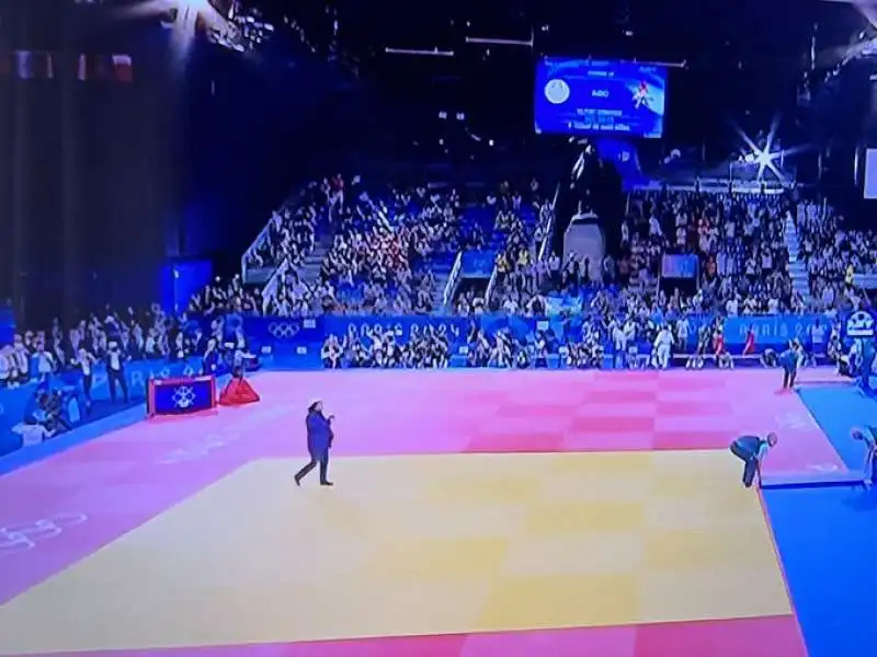 al bano canta felicita sul tatami dopo la vittoria di alice bellandi a parigi 2024