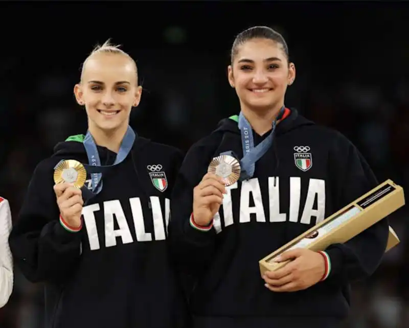 ALICE DAMATO E MANILA ESPOSITO SUL PODIO DI PARIGI 2024