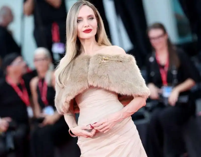 angelina jolie red carpet festival del cinema di venezia 2024