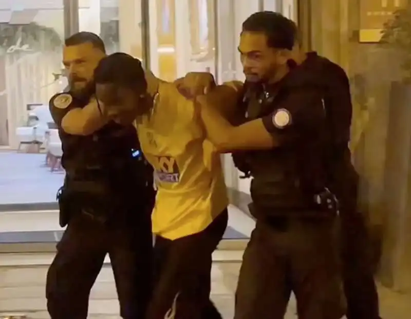 arresto di travis scott a parigi 6