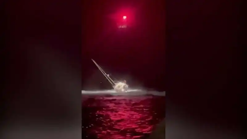 barca a vela si incaglia sugli scogli in salento  