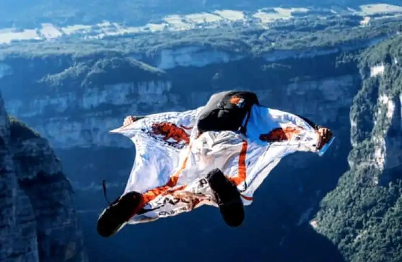 BASE JUMPER SI LANCIA DAL PIZ DA LECH