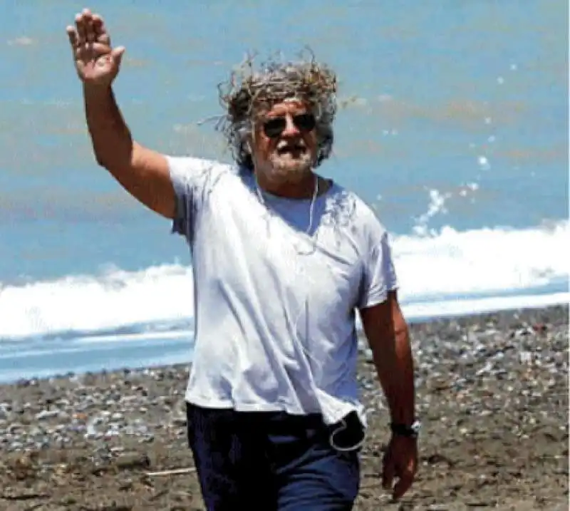 beppe grillo a marina di bibbona con corona di spine   2014