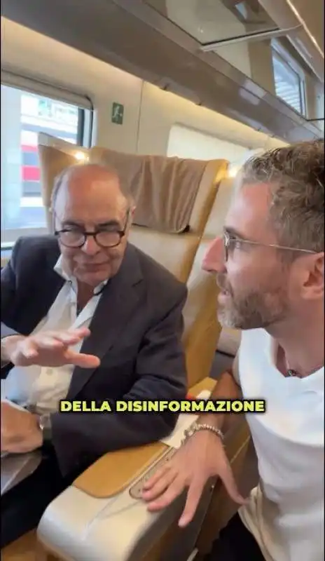 BRUNO VESPA IN TRENO RISPONDE A UN CONTESTATORE