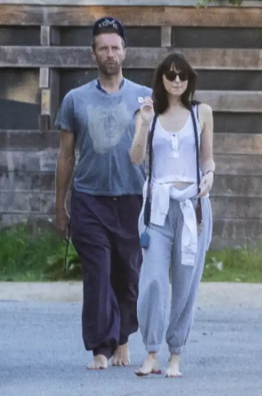 chris martin   dakota johnson    2