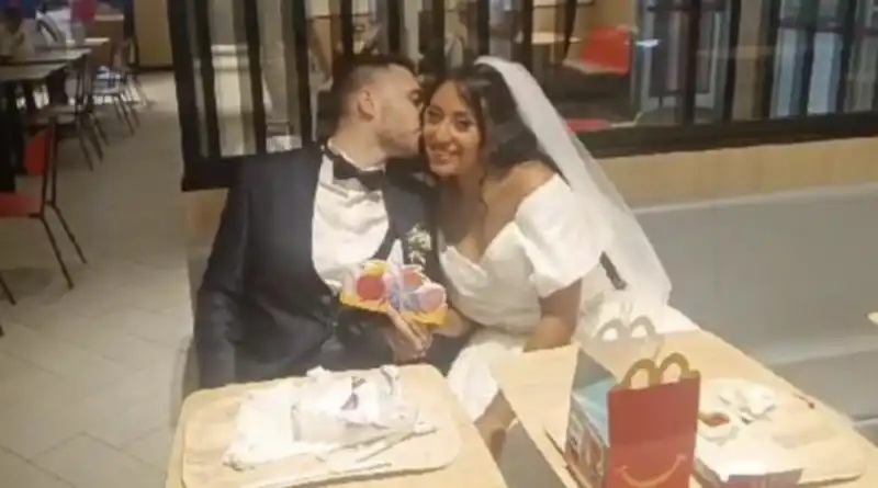 coppia si sposa al mcdonald's  8