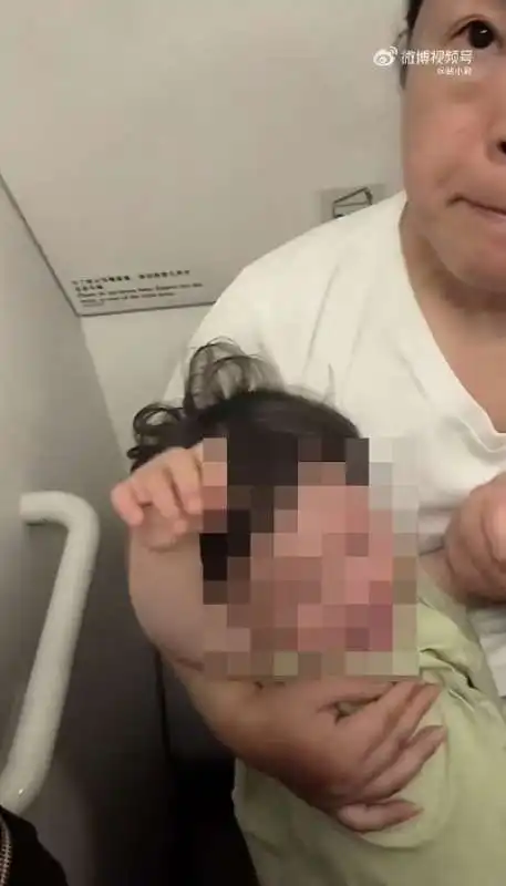 donne rinchiudono bambina nel bagno di un aereo  