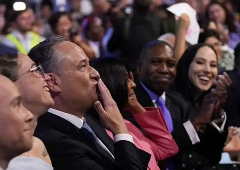 doug ehmoff tira un bacio a kamala harris