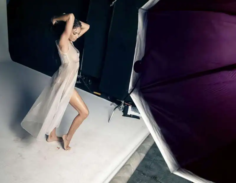 elodie   backstage calendario pirelli 2025 1