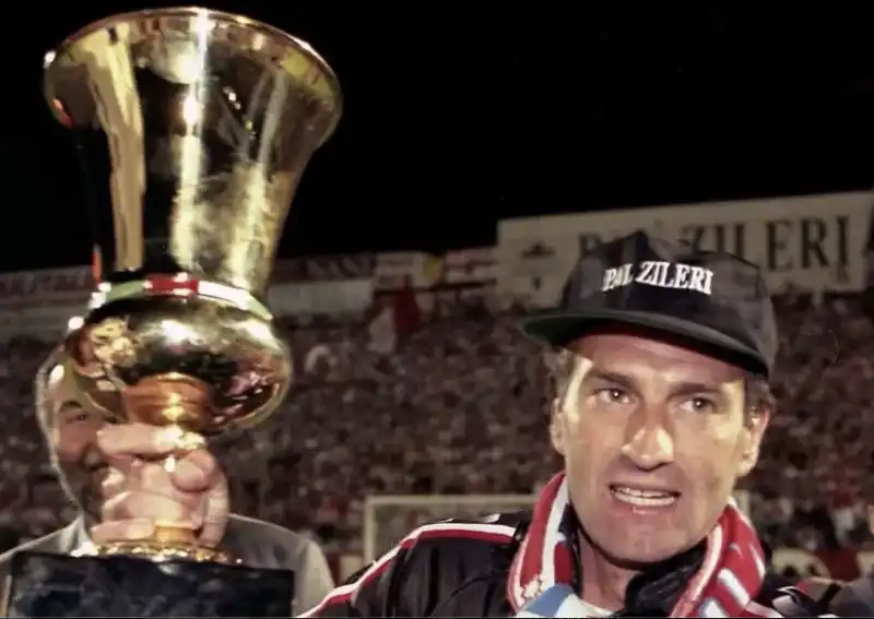 francesco guidolin con la coppa italia vinta con il vicenza