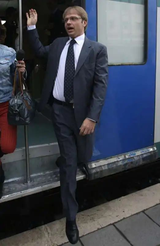 FRANCESCO LOLLOBRIGIDA SCENDE DA UN TRENO NEL 2010 