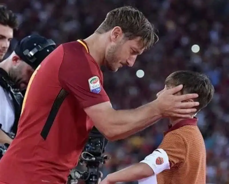 francesco totti con un raccattapalle