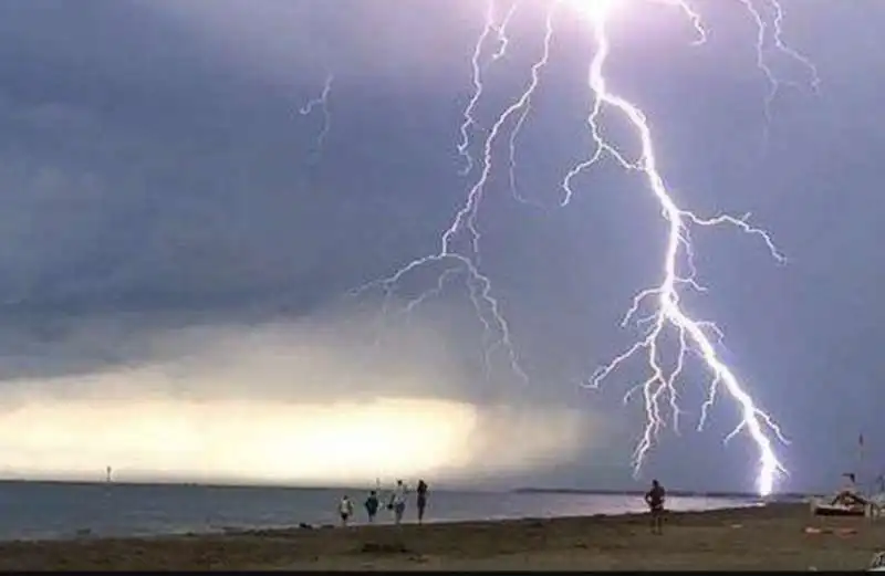 fulmini sulla spiaggia