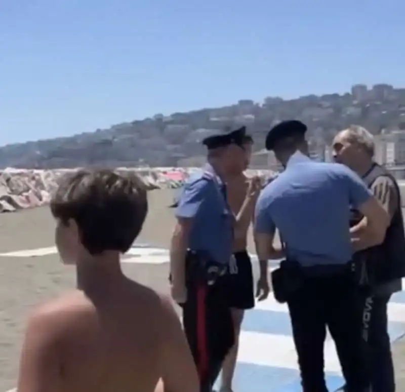 furto di cellulari in spiaggia a napoli   10