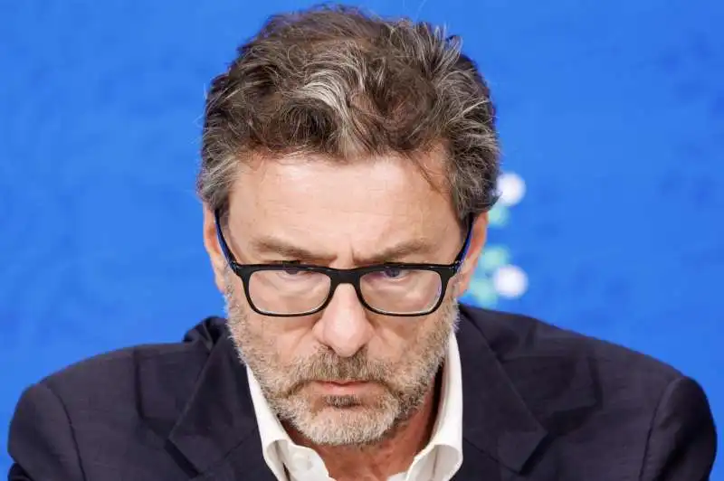 giancarlo giorgetti in conferenza stampa   3