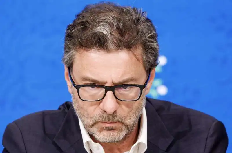 giancarlo giorgetti in conferenza stampa   4