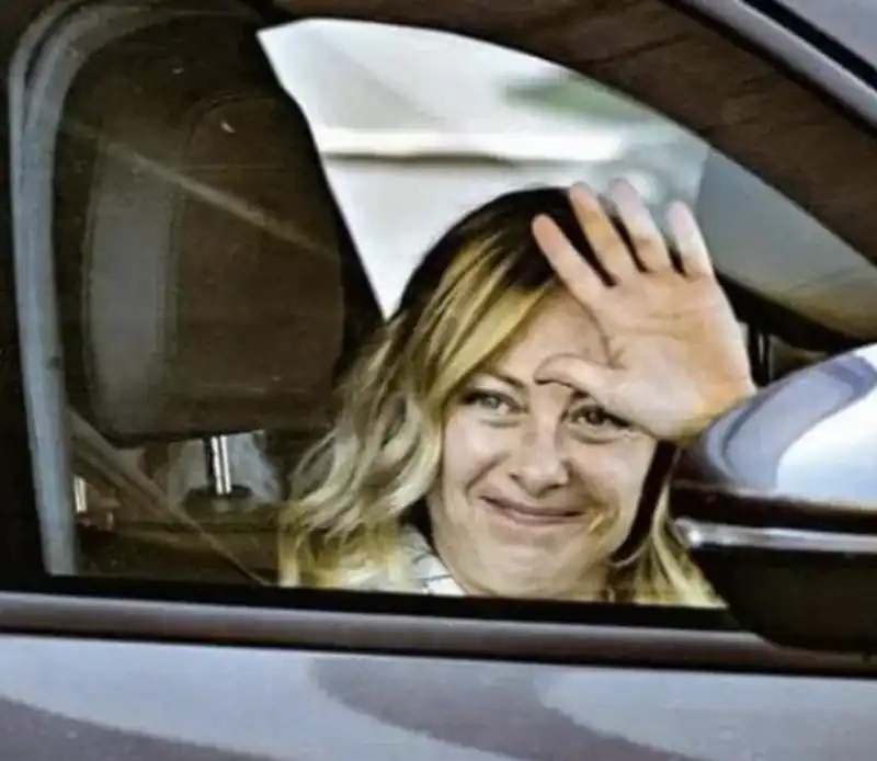 giorgia meloni in auto