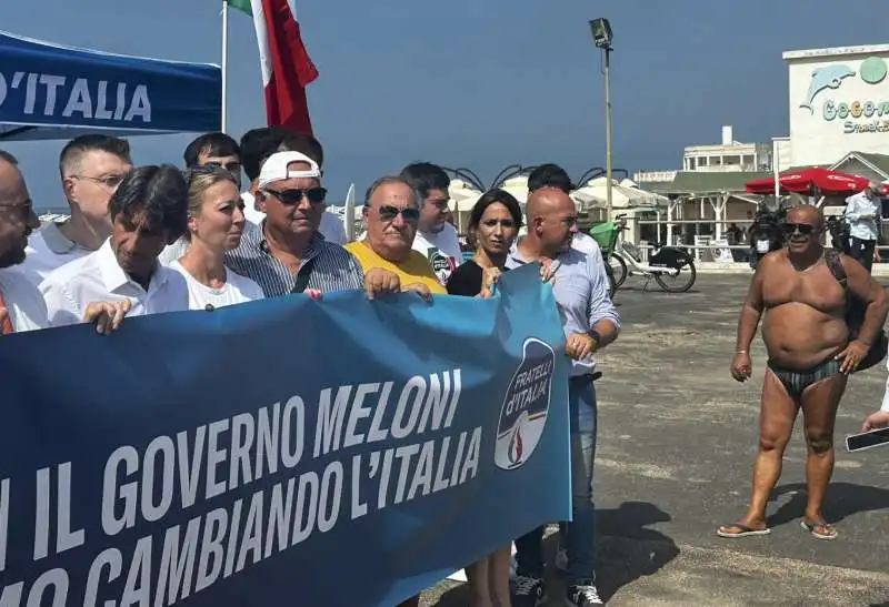 GIOVANNI DONZELLI A OSTIA CON UN UOMO IN COSTUME