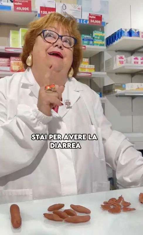 il video sulla cacca della farmacista amelia   3