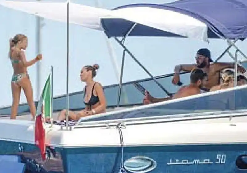 ilary blasi a ponza con le figlie chanel e isabel