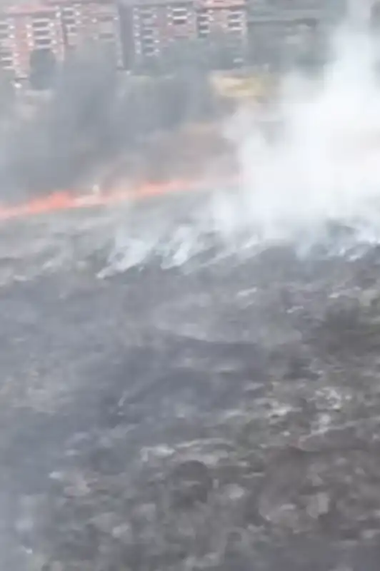 incendio a roma   torre spaccata   2