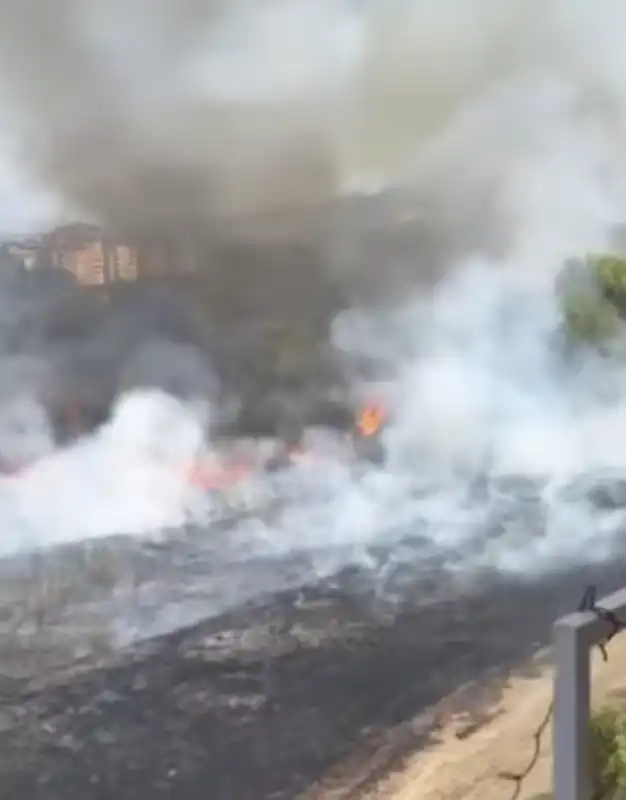 incendio a roma   torre spaccata   4