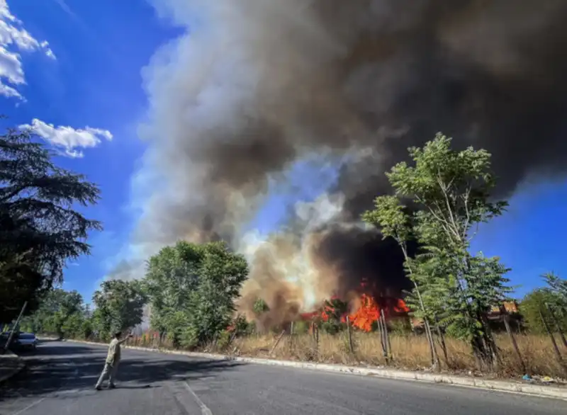 incendio a roma   torre spaccata    4