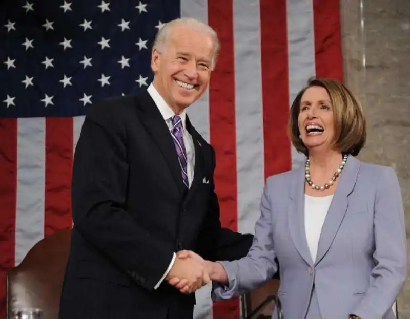 JOE BIDEN E NANCY PELOSI   