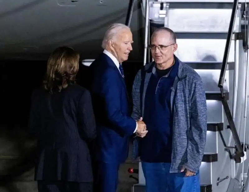 JOE BIDEN - KAMALA HARRIS E I PRIGIONIERI LIBERATI NELLO SCAMBIO CON LA RUSSIA 