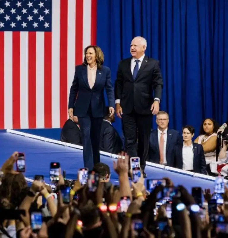 kamala harris e tim walz 6