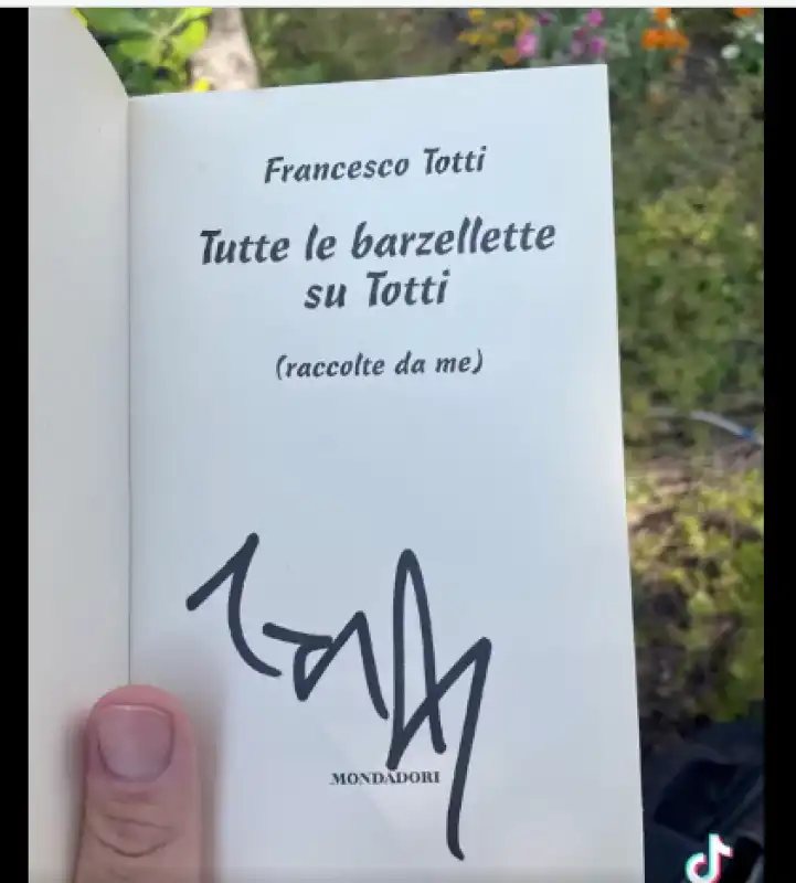 l autografo di angelina jolie sul libro di barzellette di totti