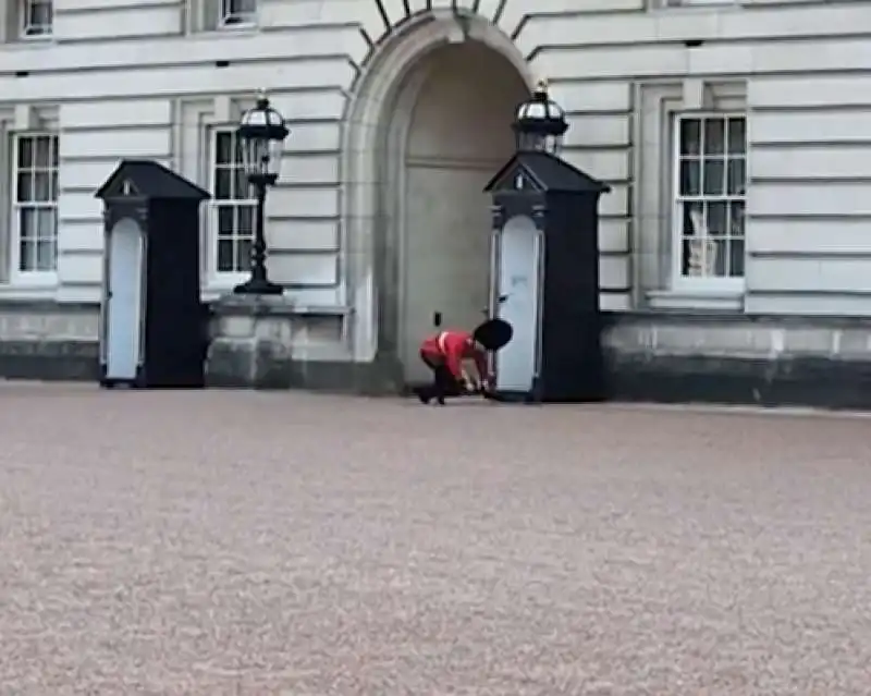 LA GUARDIA REALE DELLA REGINA CADE DAVANTI A BUCKINGHAM PALACE.  