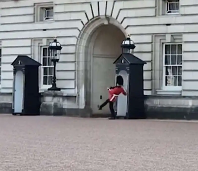 LA GUARDIA REALE DELLA REGINA CADE DAVANTI A BUCKINGHAM PALACE 