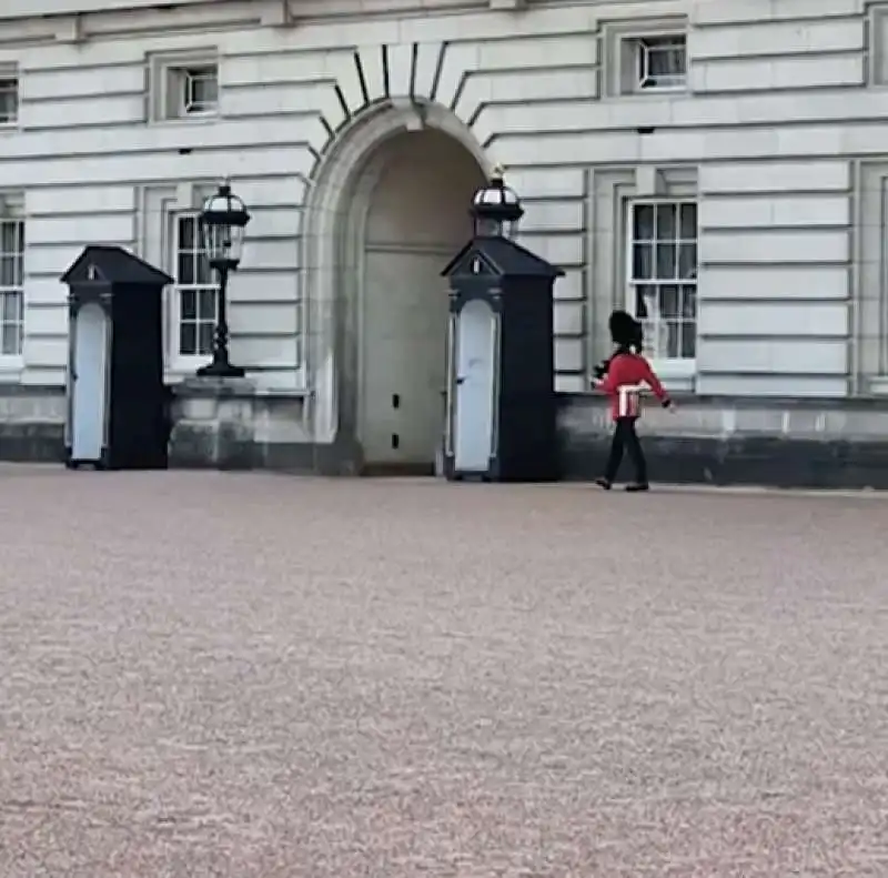 LA GUARDIA REALE DELLA REGINA CADE DAVANTI A BUCKINGHAM PALACE