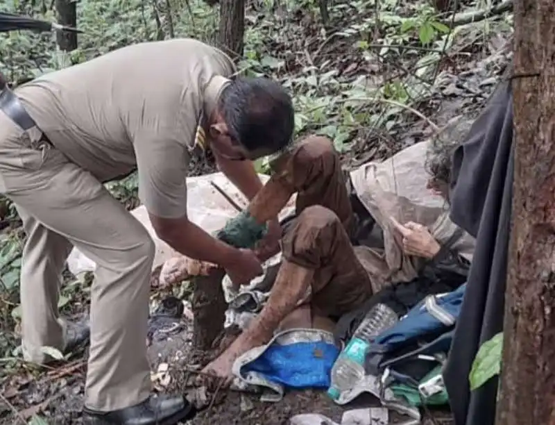 lalita kayi kumar   la donna incatenata nella giungla dal marito in india 2